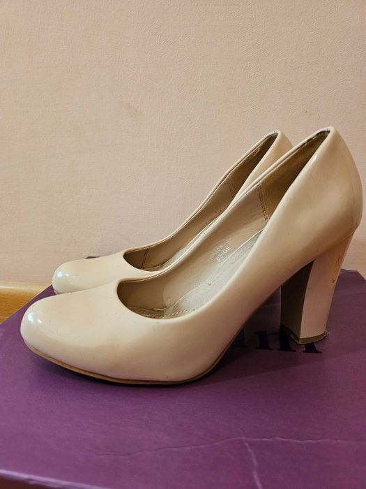 Туфлі бежеві на каблуку