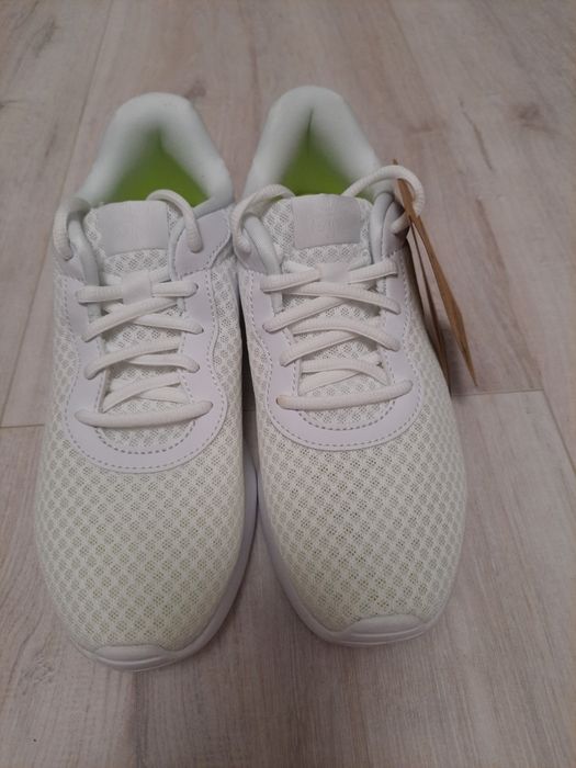 Оригінальні жіночі кросівки Nike TANJUN FLYEASE білі DV7786-101