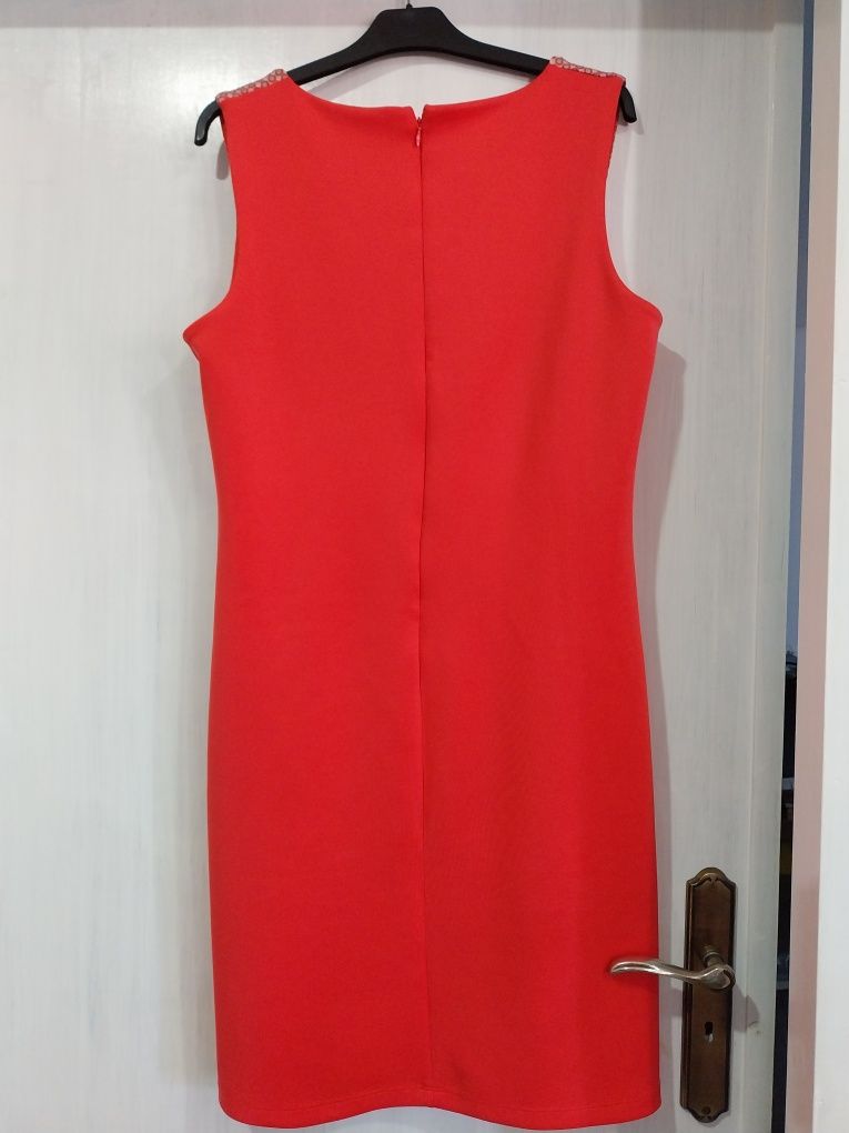 Vestido elegante. Tons coral