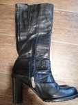 Botas altas em pele