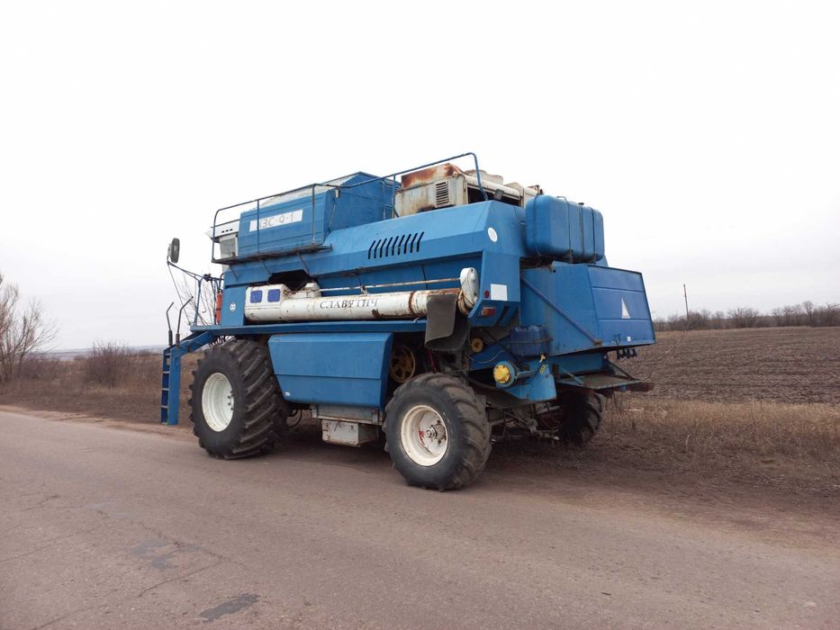 Комбайн Славутич КЗС 9