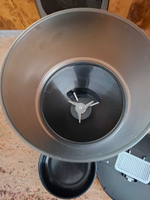 Dispensador automatico de comida (cão ou gato)