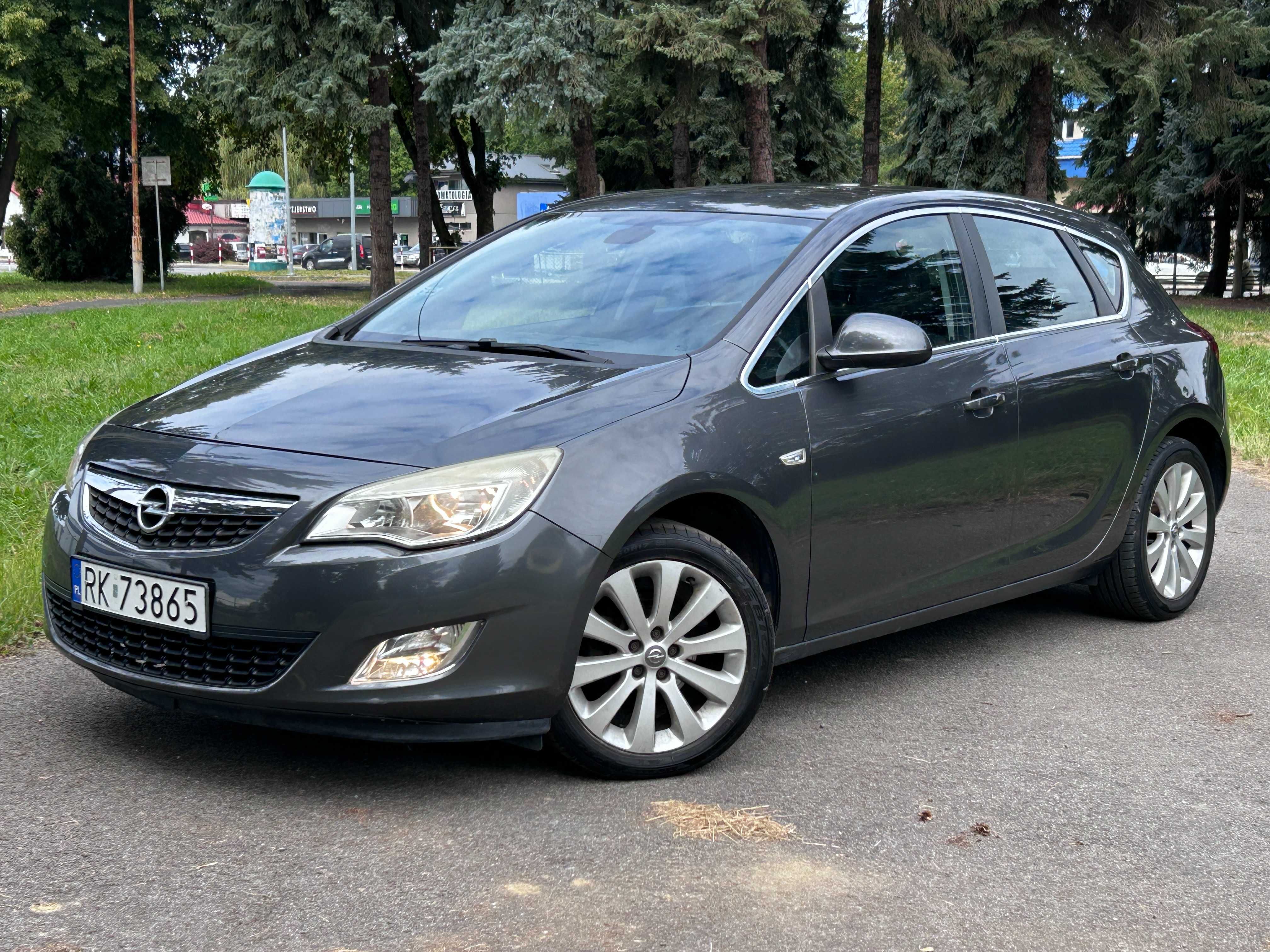 Opel Astra J*Cosmo*Climatronic*Tempomat*Benzyna*Hak*