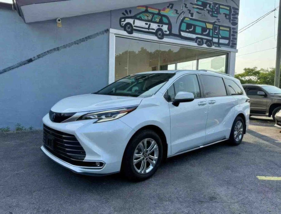 Toyota Sienna Platinum 7-Passenger      2023
