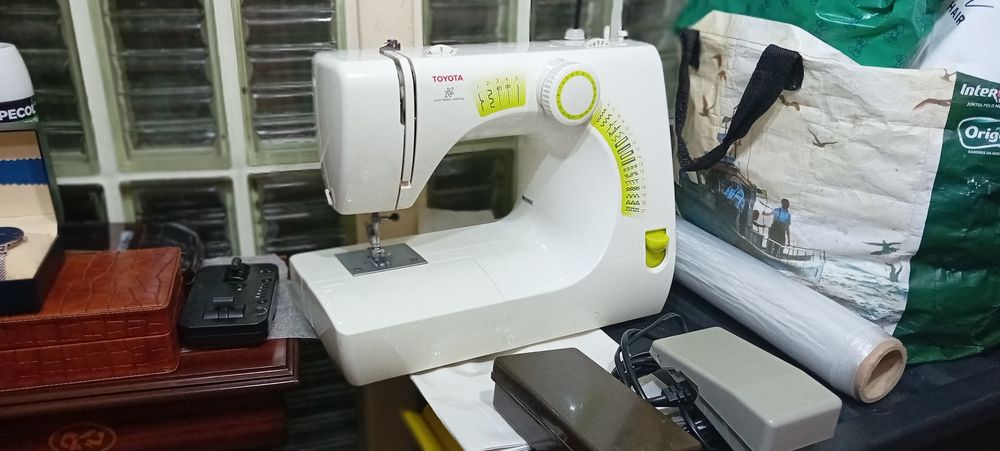 Máquina costura Toyota