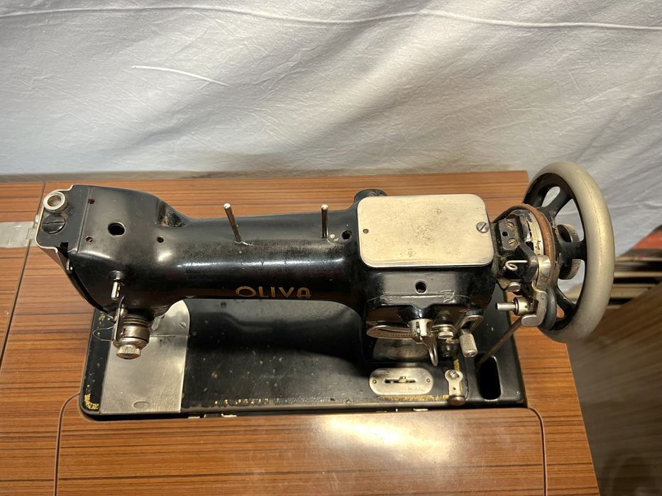 Maquina de Costura- Oliva c/ armario
