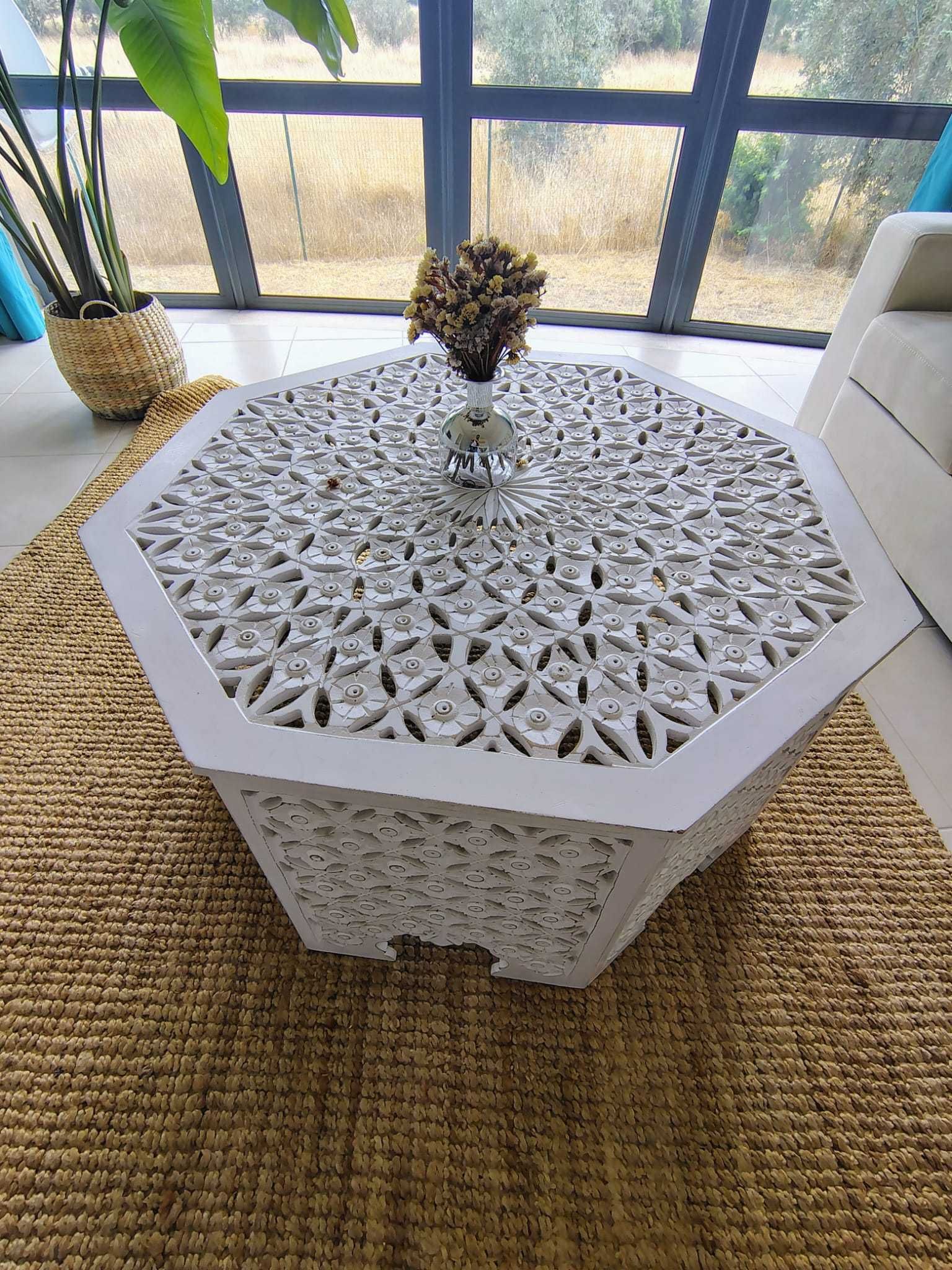 Vende-se cama, mesa, cómoda, mesa de sala, móvel de entrada e espelho