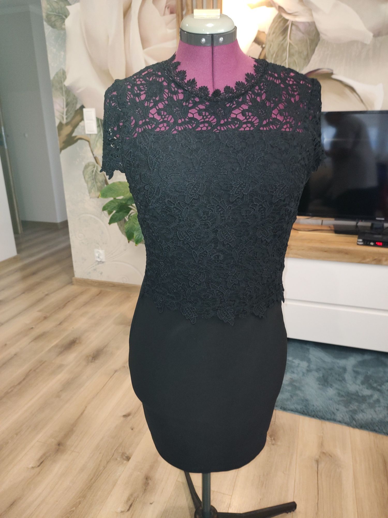 Mała czarna z gipiurą rozmiar XL Parisian