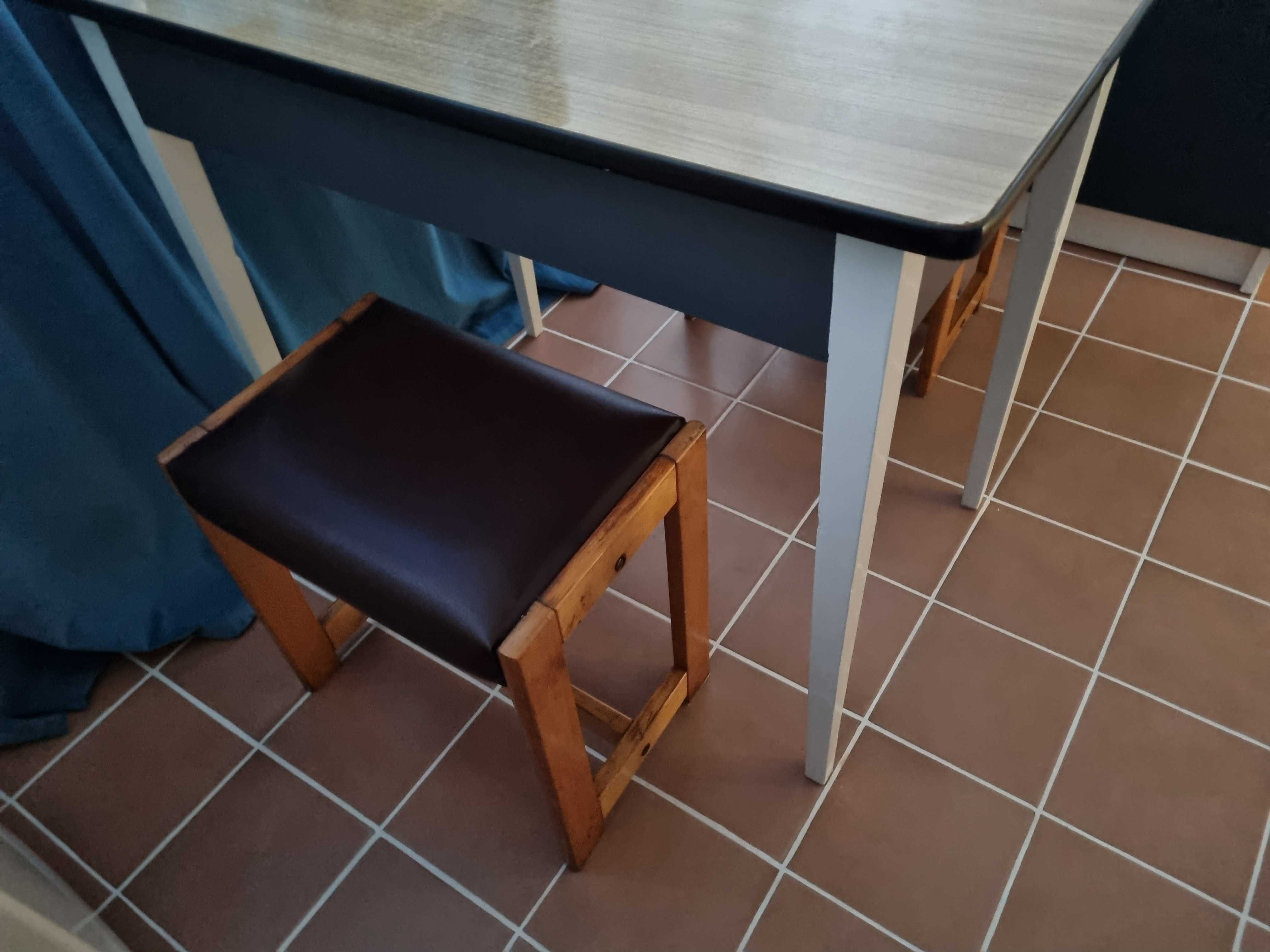 Stół kuchenny z szufladą