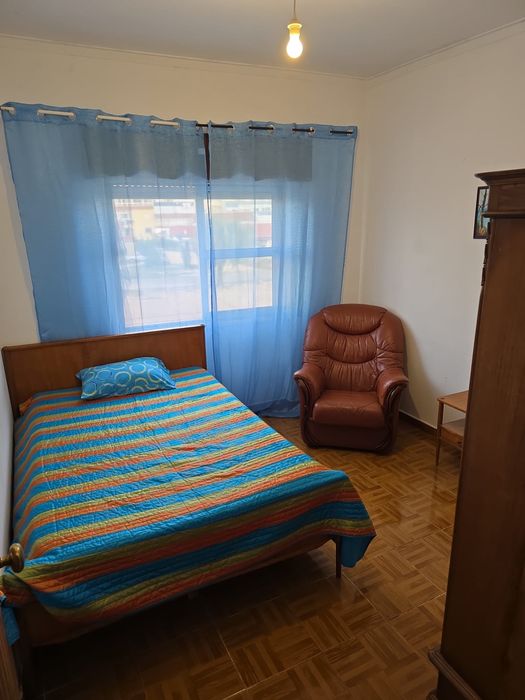 Quarto mobilado para arrendar (despesas incluidas)