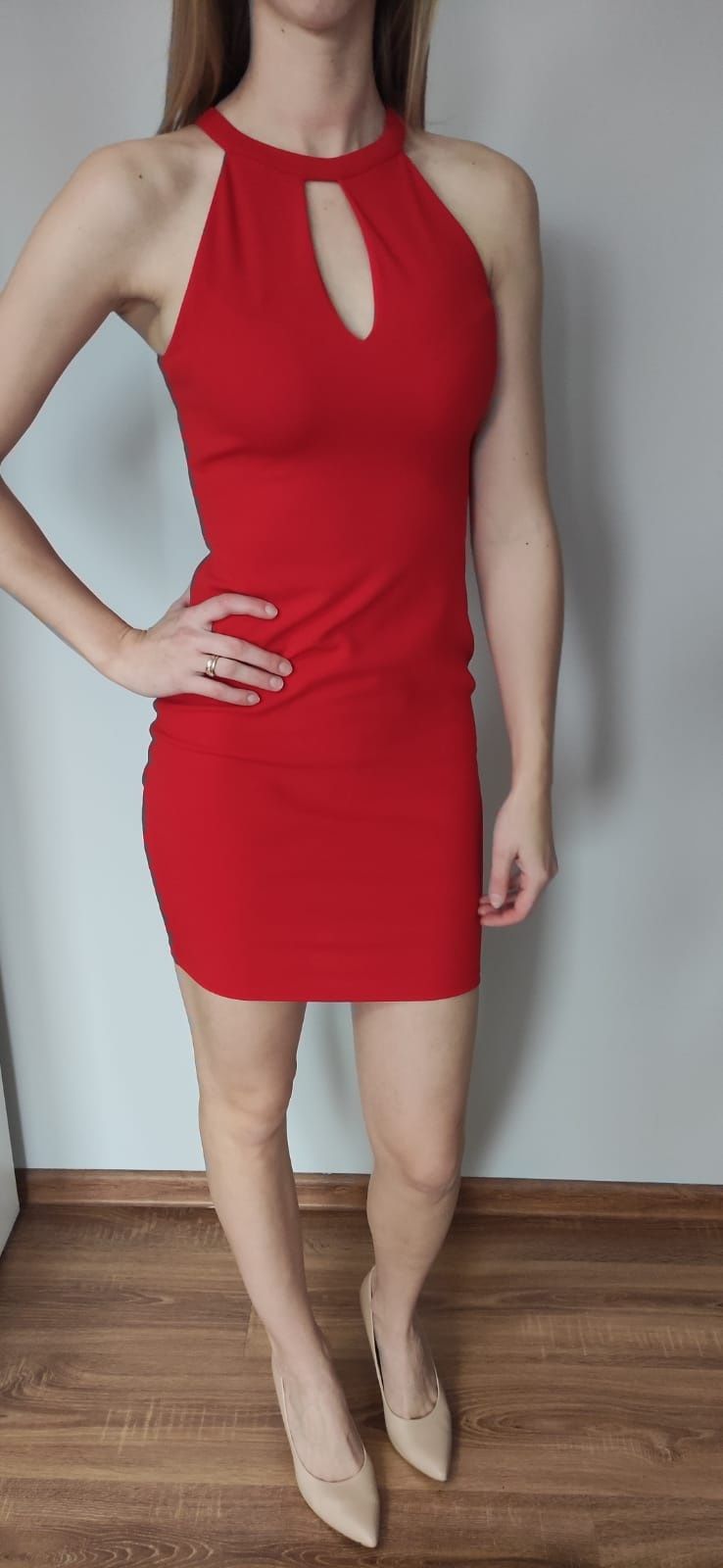 Dopasowana czerwona sukienka
