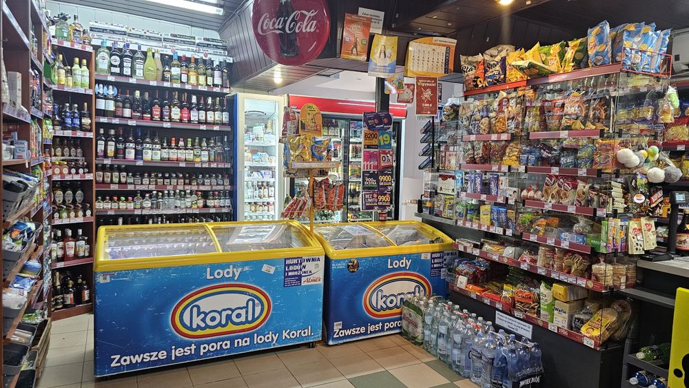 Lokal do wynajęcia w środku osiedla, sklep spożywczy.