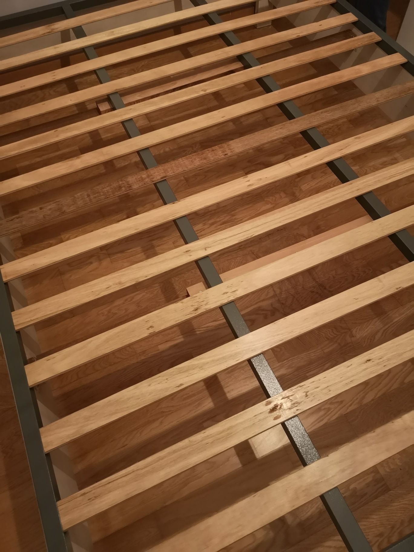 Cama creme com mesas de cabeceira
