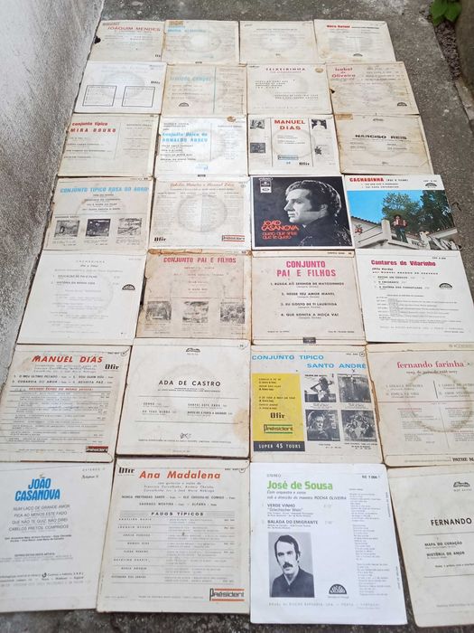 Gramofone Portátil e Discos Usados Antigo Coleção