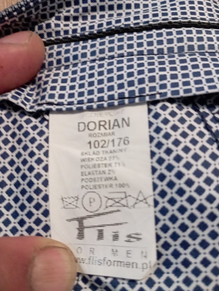 Garnitur męski widoczny na zdjeciach