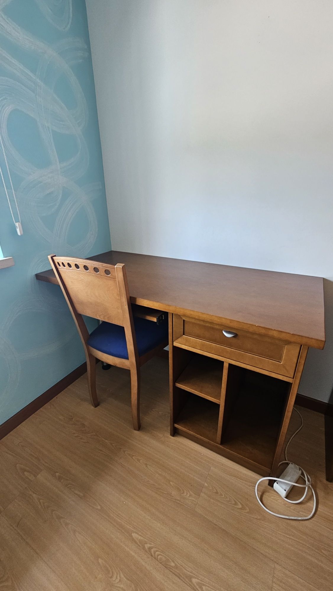 Secretaria com cadeira