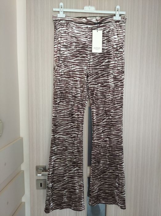 Świetne welurowe poszerzane spodnie damskie