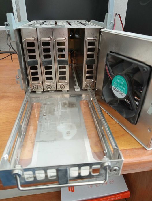 корзина SCSI для дисков SCSI 80pin