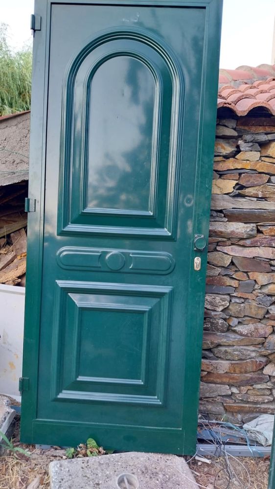 Vendo porta extrior, de cor verde.