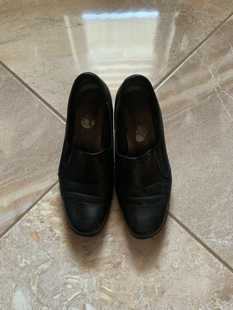 Czarne buty na podwyższeniu Circa