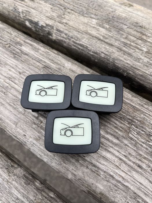 Кнопка аварійного ввдкриття капота Tesla
