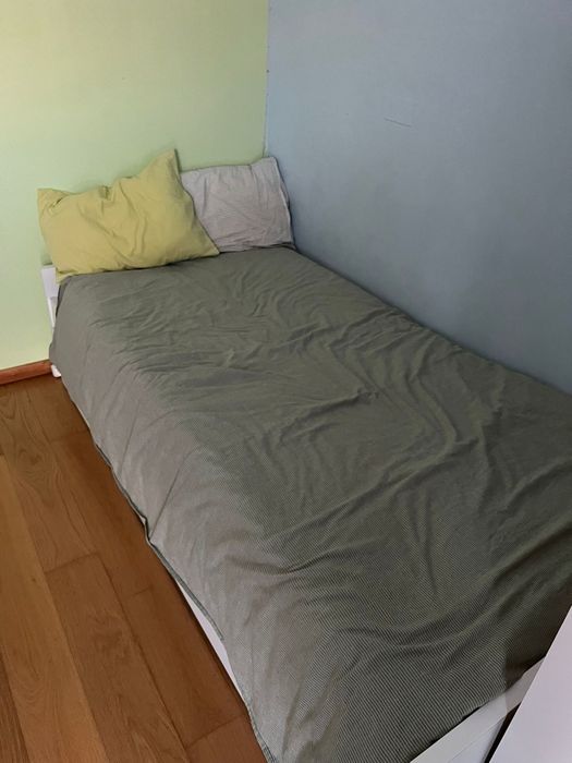Cama  dupla Ikea com um colchão