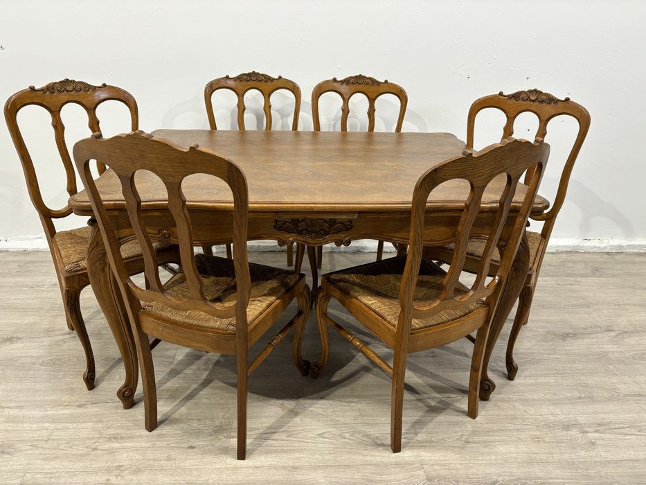 Piękny dębowy stół z krzesłami w stylu ludwikowskim