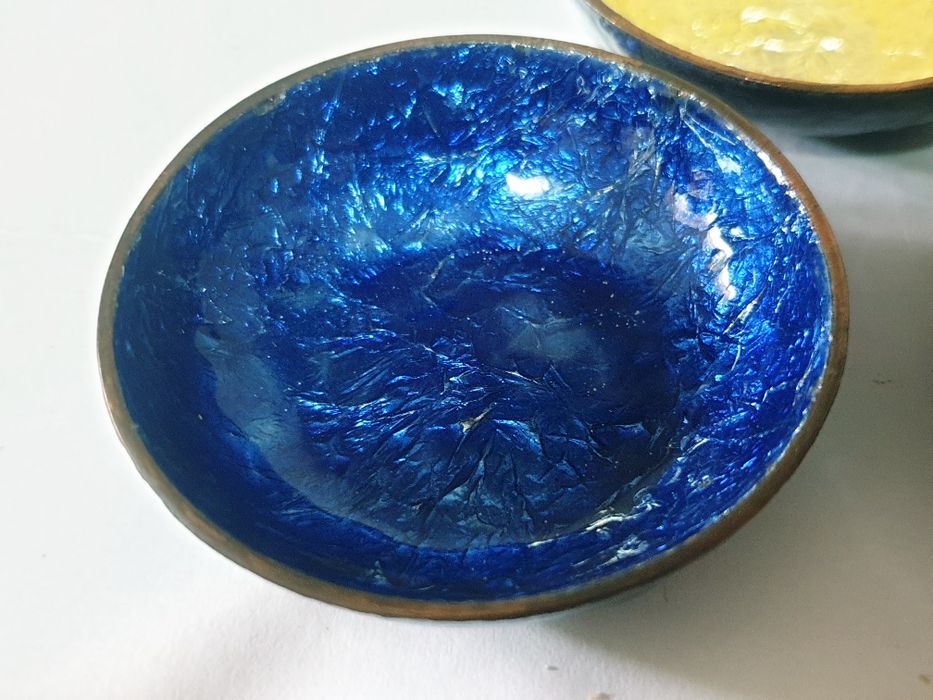 Conjunto de 3 lindas pequenas taças esmaltadas dos anos '50