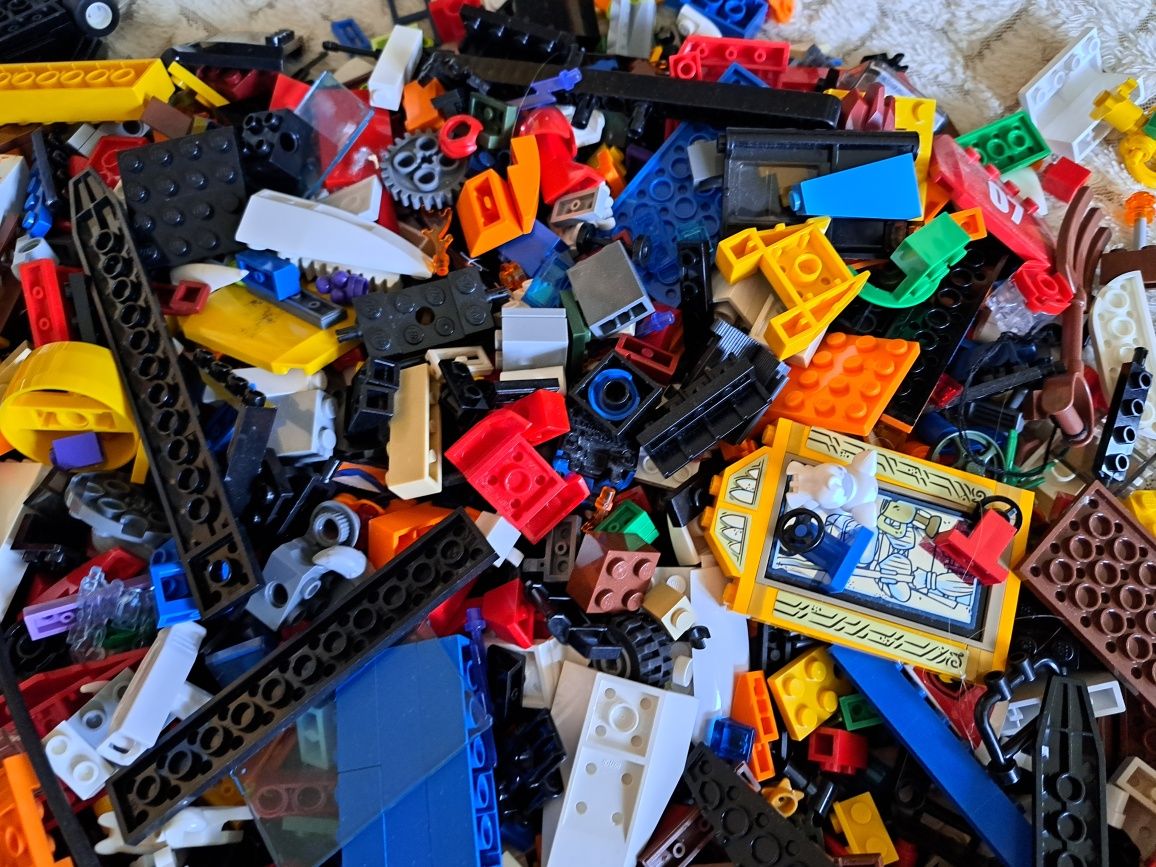 5 kg klocków- głównie Lego,  trochę Cobi (czołg)