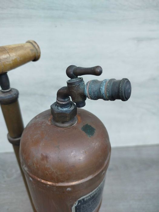 Duża miedziana hydronetka zabytkowa gaśnica