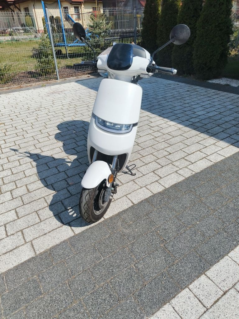 Skuter elektryczne E-mio Agile