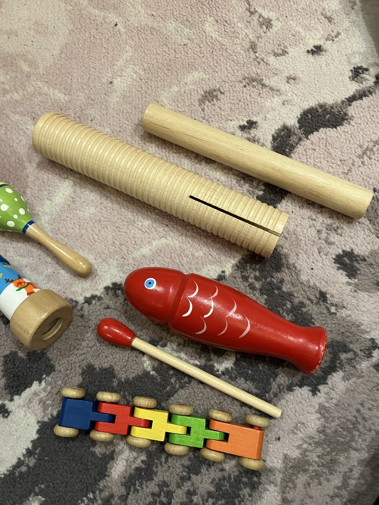 Drewniane instrumenty, zabawki, piłka zmyłka