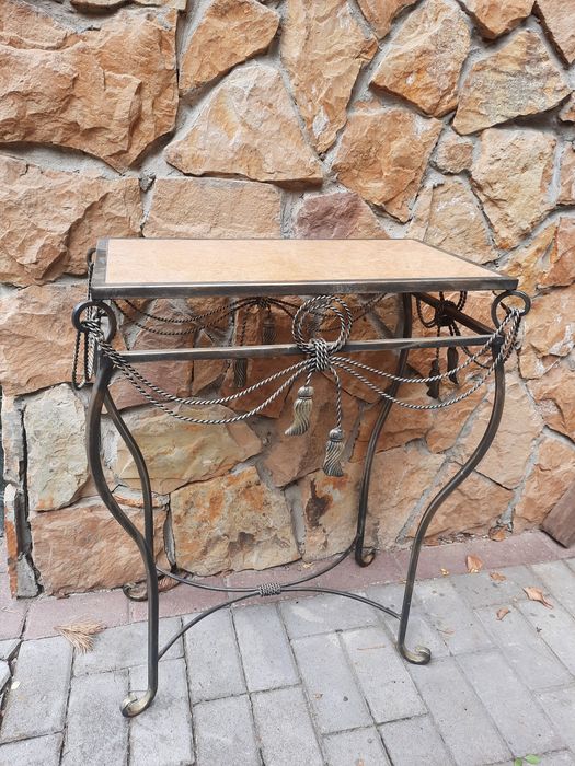 Стіл кований невеликий