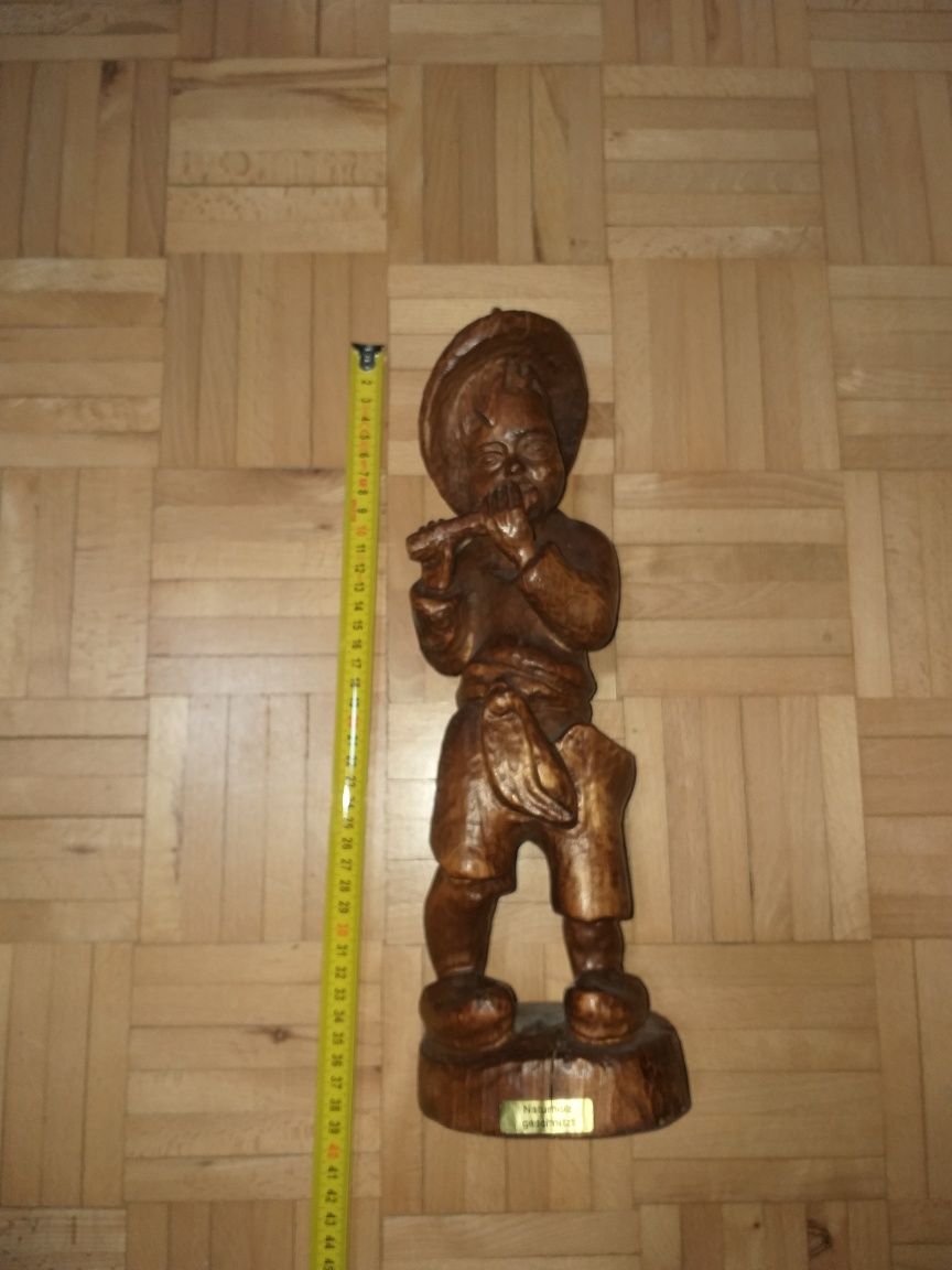 Stara drewniana figurka rzeźbiona