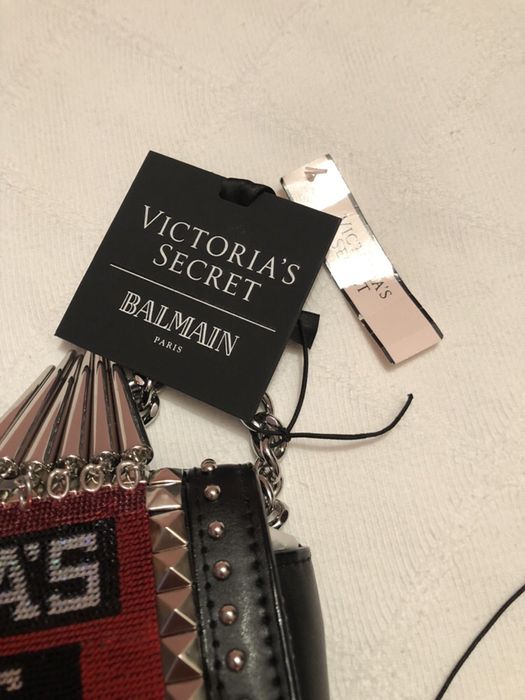 BALMAIN vs VICTORIA’s SECRET Mala com spikes e studs (nova e rara)