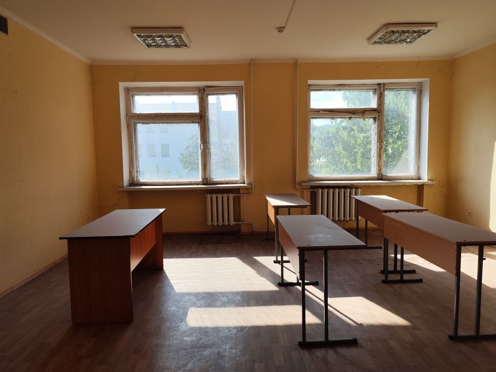 Продам адмвнбуділю в центрі м. Черкаси 2235м2, 320 дол м2.