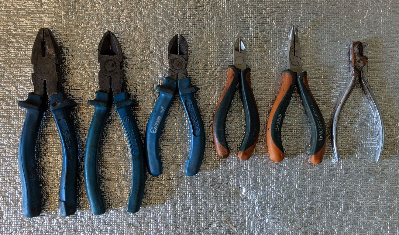 Инструменты (ножницы, ключ газовый, заклепочник, перья, кусачки...