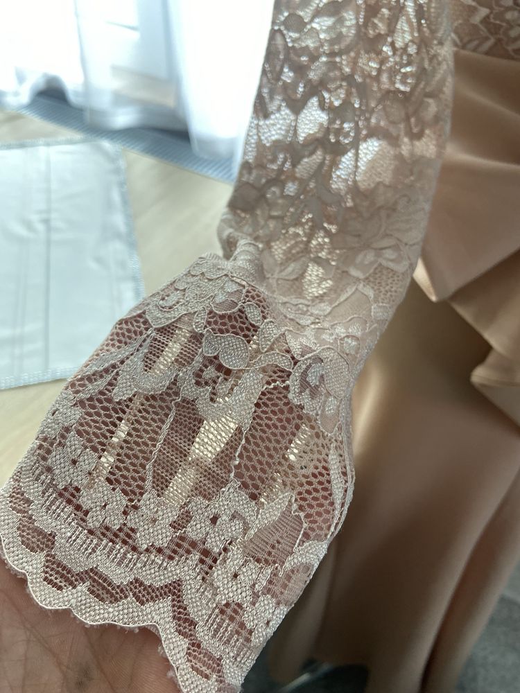 Suknia beżowa długa balowa ślubna z trenem kokarda koronka