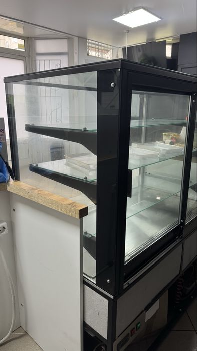 Кавомашина, кавомолка, вітрина для десертів, обладнання для кавʼярні