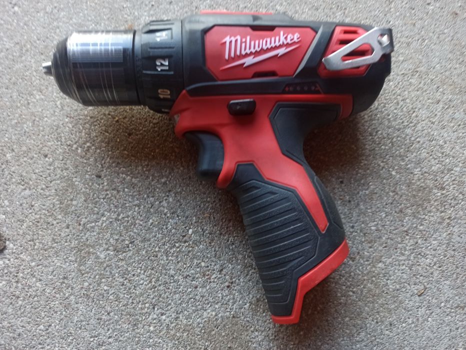 Wkrętarka wiertarka Milwaukee m12