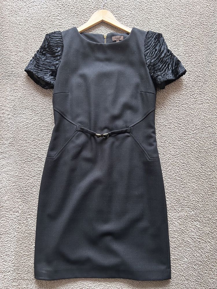 Vestido preto Cortefiel com detalhes nas mangas