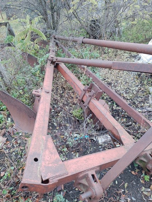 Плуг п'яти корпусний