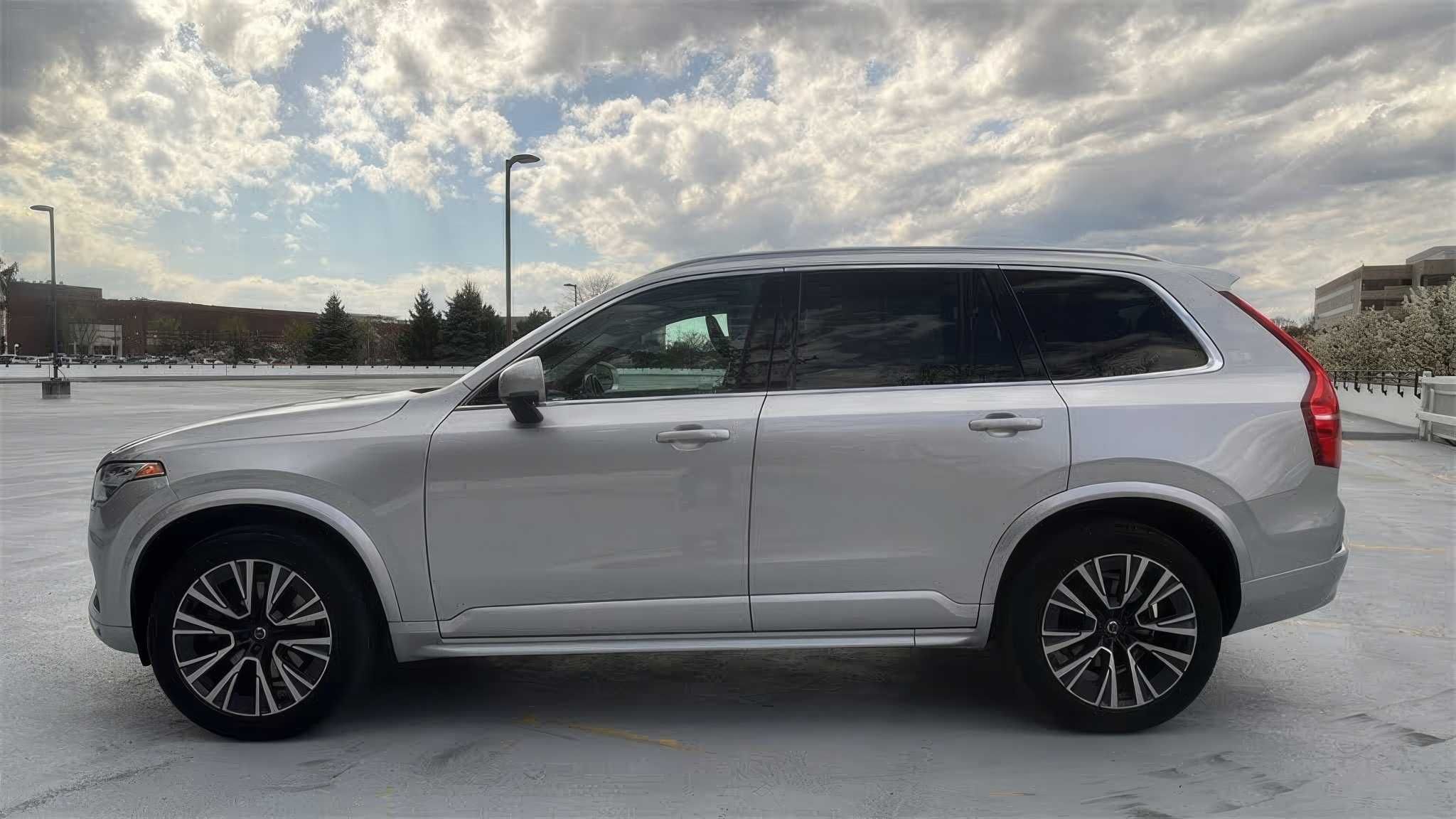 2022 Volvo XC90 T5 Momentum