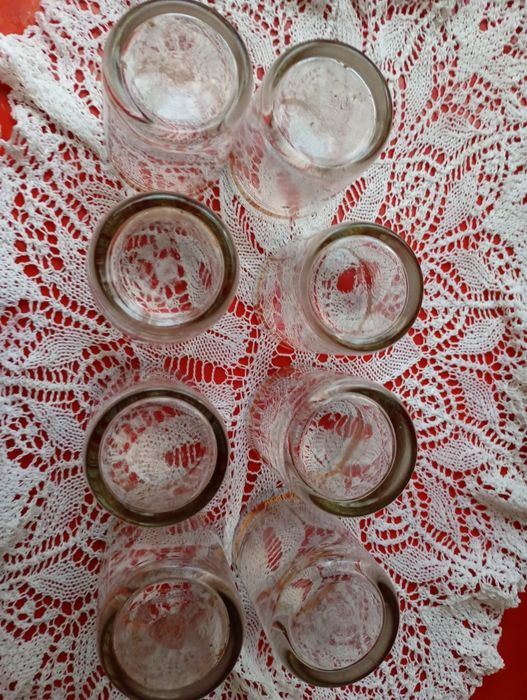 Скляні чарки із золотавим обідком