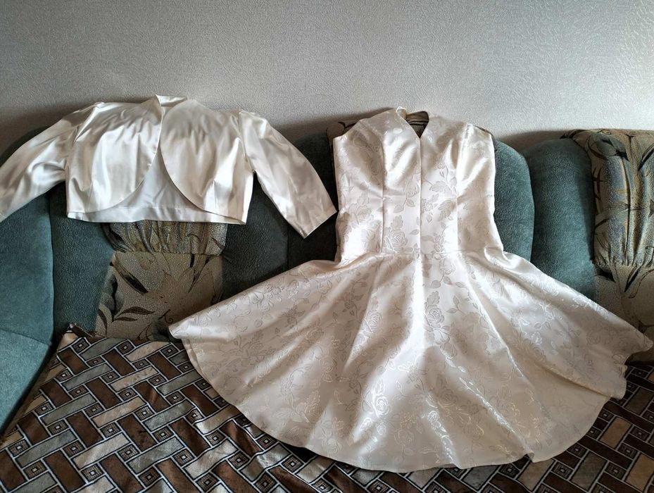 Продам сукню святкову