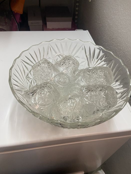 Uma tigela grande com 12,tacinhas igiais