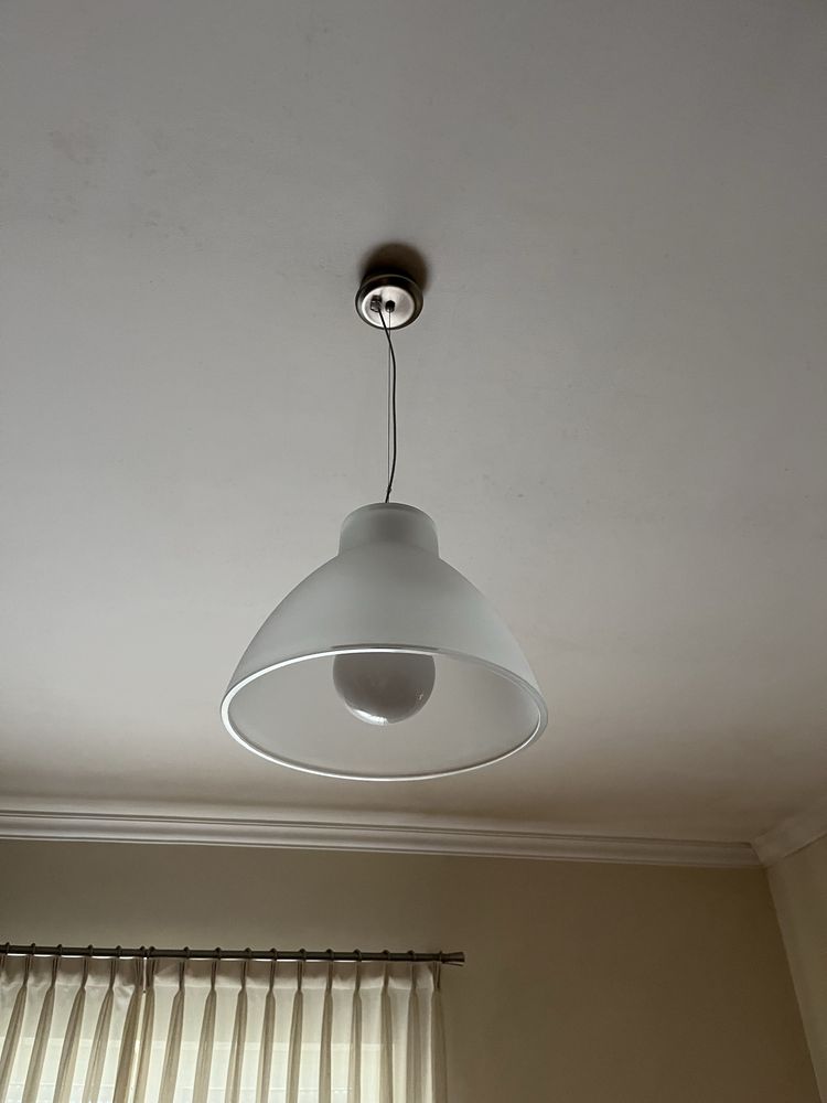 Candeeiro ideal para quarto ou sala.