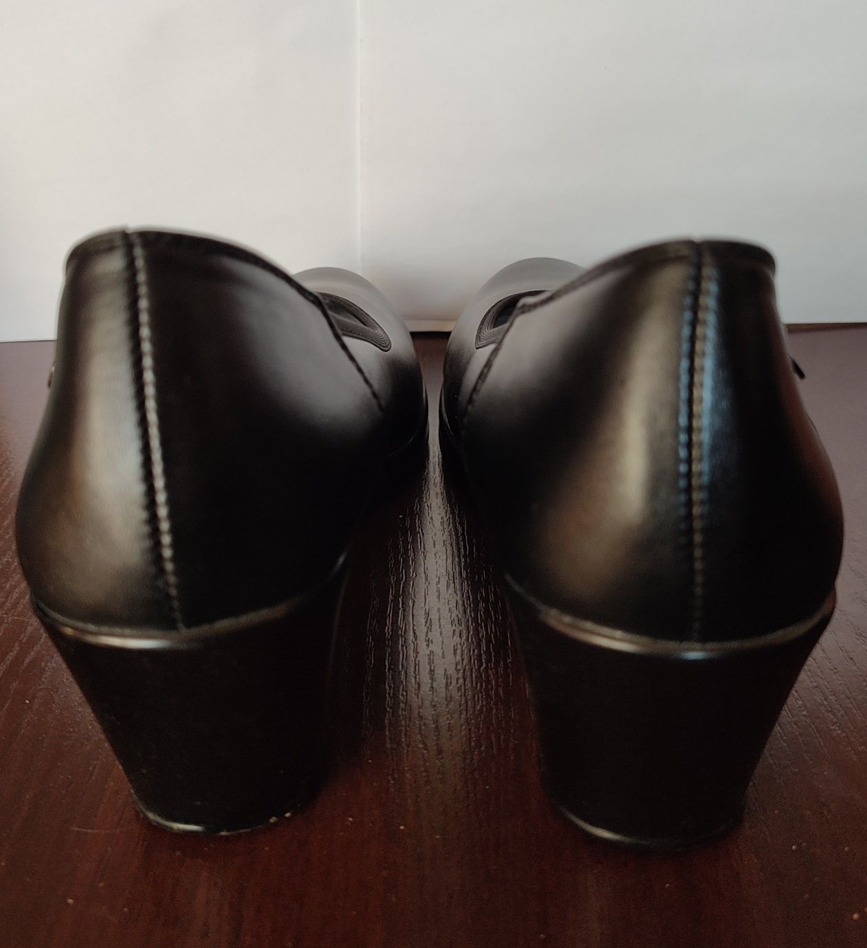 Czółenka damskie, czarne, na koturnie, Vices, wysokość koturny 6 cm
Ro