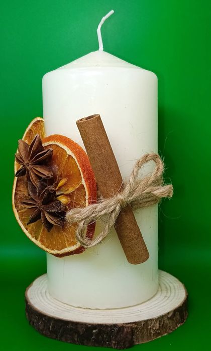 Świąteczna świeca dekoracyjna na drewnie.