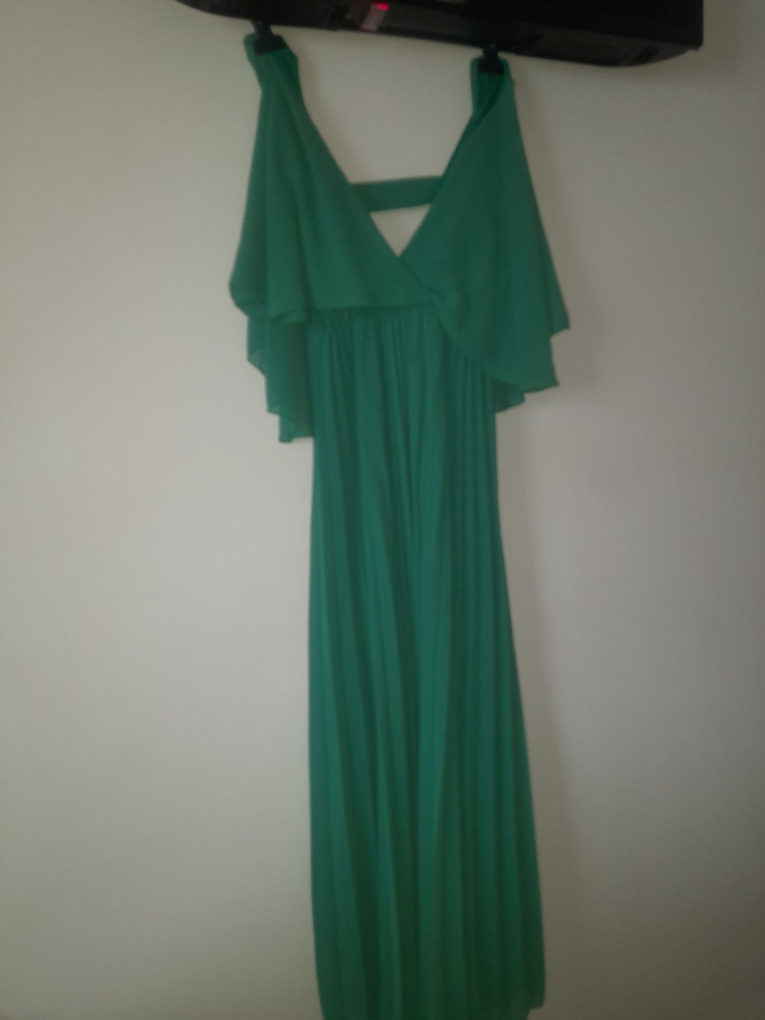 Vestido verde usado só uma vez.